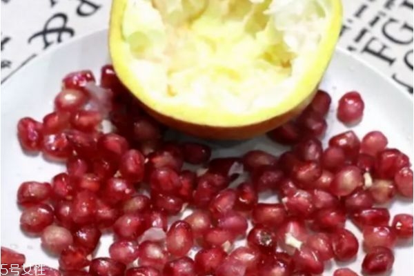 石榴怎么剝皮小妙招 剝石榴最快的方法 石榴怎么剝皮小妙招 剝石榴最快的方法