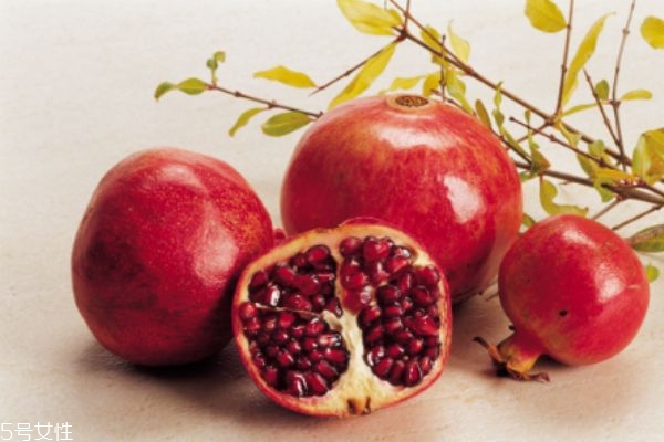 石榴不用刀怎么剝開 石榴怎么剝簡單方法 石榴不用刀怎么剝開 石榴怎么剝簡單方法