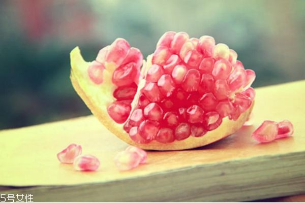石榴不用刀怎么剝開 石榴怎么剝簡單方法 石榴不用刀怎么剝開 石榴怎么剝簡單方法