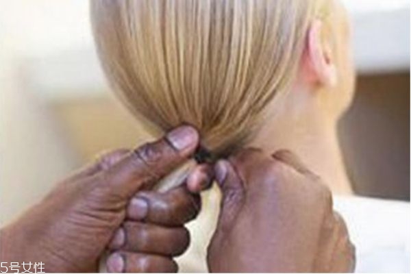 光滑哈比丸怎么扎 歐美風(fēng)編發(fā)教程圖解 光滑哈比丸怎么扎 歐美風(fēng)編發(fā)教程圖解