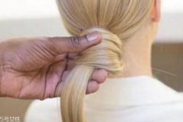 光滑哈比丸怎么扎 歐美風(fēng)編發(fā)教程圖解 光滑哈比丸怎么扎 歐美風(fēng)編發(fā)教程圖解