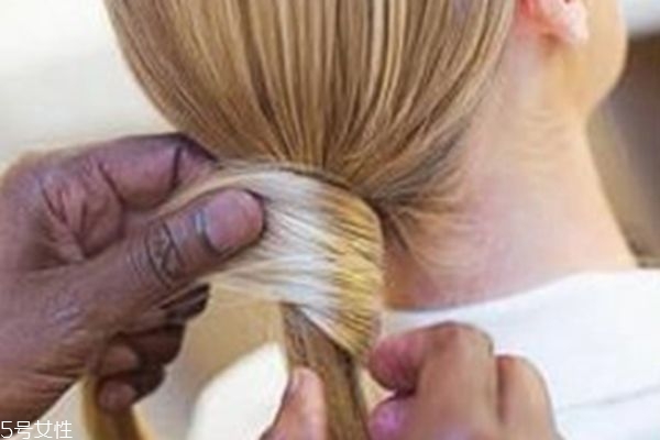 光滑哈比丸怎么扎 歐美風(fēng)編發(fā)教程圖解 光滑哈比丸怎么扎 歐美風(fēng)編發(fā)教程圖解