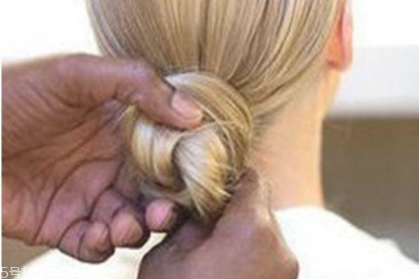 光滑哈比丸怎么扎 歐美風(fēng)編發(fā)教程圖解 光滑哈比丸怎么扎 歐美風(fēng)編發(fā)教程圖解