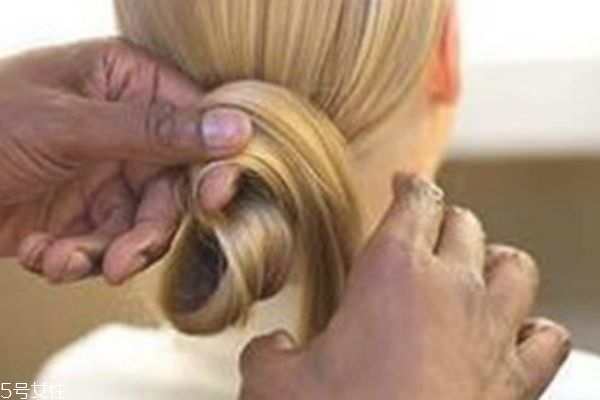 光滑哈比丸怎么扎 歐美風(fēng)編發(fā)教程圖解 光滑哈比丸怎么扎 歐美風(fēng)編發(fā)教程圖解