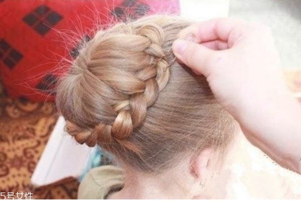 光滑哈比丸怎么扎 歐美風(fēng)編發(fā)教程圖解 光滑哈比丸怎么扎 歐美風(fēng)編發(fā)教程圖解