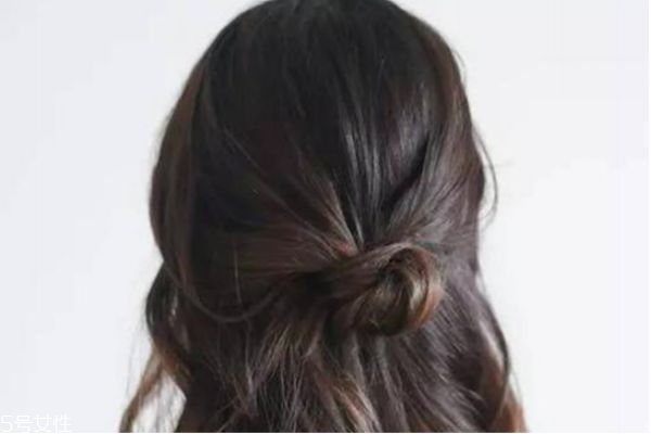 瓜子臉扎什么發(fā)型好看 韓式可愛(ài)減齡發(fā)型丸子頭扎法圖解 瓜子臉扎什么發(fā)型好看 韓式可愛(ài)減齡發(fā)型丸子頭扎法圖解