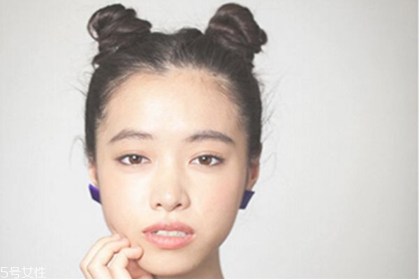 瓜子臉扎什么發(fā)型好看 韓式可愛(ài)減齡發(fā)型丸子頭扎法圖解 瓜子臉扎什么發(fā)型好看 韓式可愛(ài)減齡發(fā)型丸子頭扎法圖解