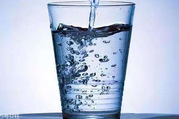 礦物質水是什么水 礦物質水和天然水哪個好 礦物質水是什么水 礦物質水和天然水哪個好