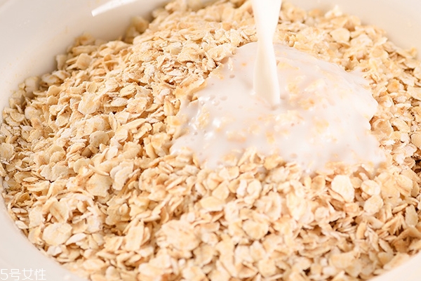 燕麥片和小麥片哪個好 燕麥片和小麥片的區(qū)別 燕麥片和小麥片哪個好 燕麥片和小麥片的區(qū)別