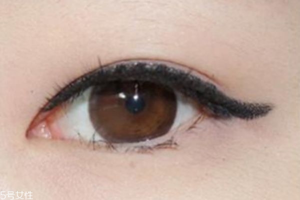 腫眼泡怎么化妝 媚惑深邃眼妝