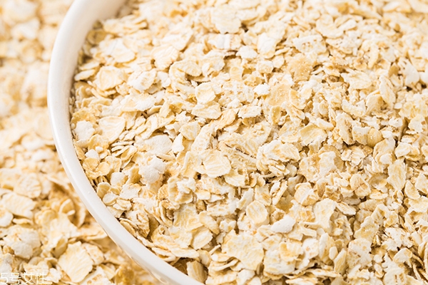 生麥片和熟麥片哪個好 生麥片和熟麥片的區(qū)別 生麥片和熟麥片哪個好 生麥片和熟麥片的區(qū)別