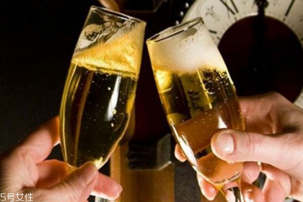 喝酒吐血怎么回事 喝酒吐血怎么辦 喝酒吐血怎么回事 喝酒吐血怎么辦