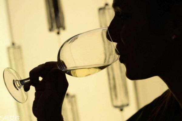 喝酒心跳加速怎么回事 喝酒不能吃什么食物 喝酒心跳加速怎么回事 喝酒不能吃什么食物