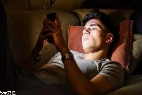 熬夜后補覺有用嗎 熬夜的危害 熬夜后補覺有用嗎 熬夜的危害