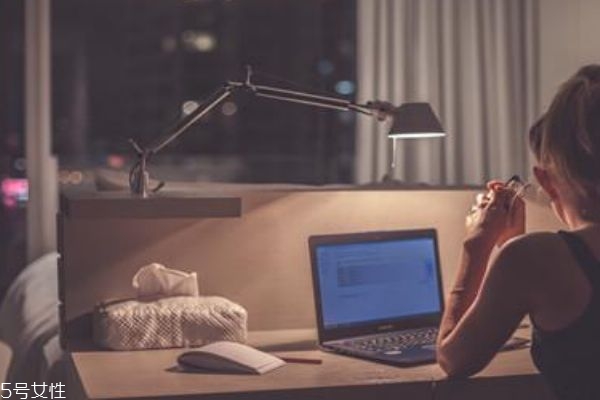 熬夜后補覺有用嗎 熬夜的危害 熬夜后補覺有用嗎 熬夜的危害