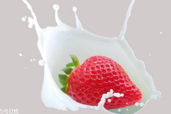 全脂牛奶和低脂牛奶的區(qū)別 低脂不等于低能量 全脂牛奶和低脂牛奶的區(qū)別 低脂不等于低能量