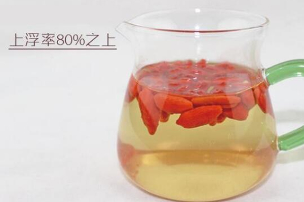 枸杞泡水漂上來好嗎 好枸杞倒水后立馬上浮 枸杞泡水漂上來好嗎 好枸杞倒水后立馬上浮