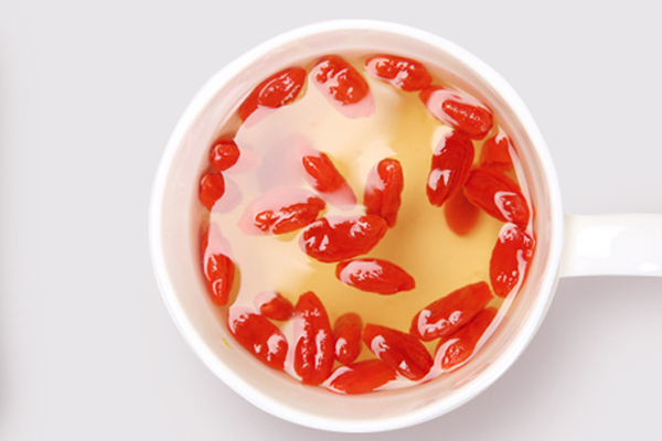 枸杞泡水漂上來好嗎 好枸杞倒水后立馬上浮 枸杞泡水漂上來好嗎 好枸杞倒水后立馬上浮