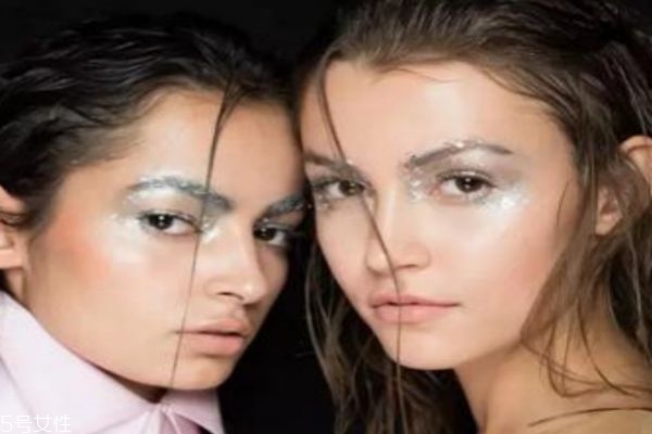 紋眼線(xiàn)的危害 紋眼線(xiàn)要注意這些方面