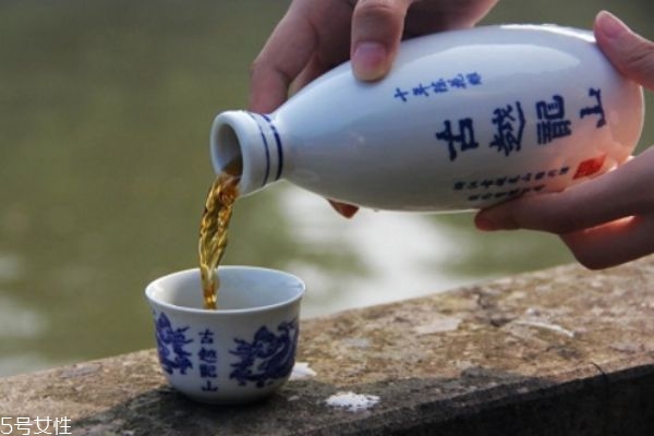 冬季養(yǎng)生保暖四種酒喝了對(duì)身體好 冬季養(yǎng)生保暖四種酒喝了對(duì)身體好