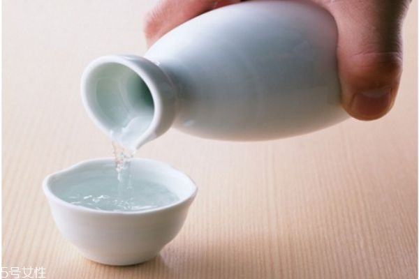 冬季養(yǎng)生保暖四種酒喝了對(duì)身體好 冬季養(yǎng)生保暖四種酒喝了對(duì)身體好