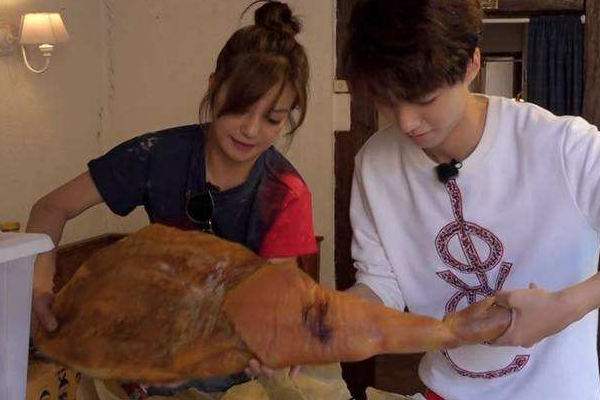 整塊火腿怎么吃 現(xiàn)切現(xiàn)吃即可 整塊火腿怎么吃 現(xiàn)切現(xiàn)吃即可