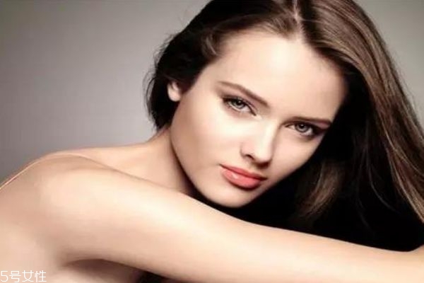 腿上皮膚干燥像魚鱗 有可能是魚鱗病 腿上皮膚干燥像魚鱗 有可能是魚鱗病