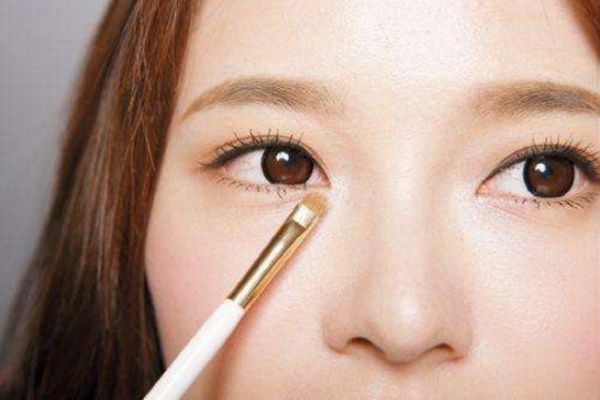 淡妝眼影怎么畫才好看 淡妝眼影畫法步驟 淡妝眼影怎么畫才好看 淡妝眼影畫法步驟