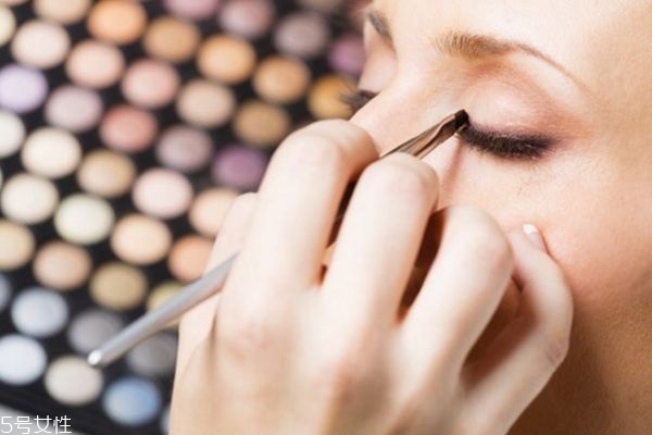 標(biāo)準(zhǔn)眼影怎么畫 眼影的幾種畫法 標(biāo)準(zhǔn)眼影怎么畫 眼影的幾種畫法