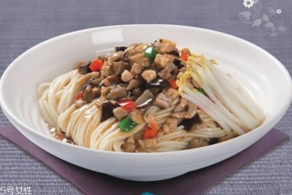 蔬菜沙拉用什么蔬菜 蔬菜沙拉都有什么 蔬菜沙拉用什么蔬菜 蔬菜沙拉都有什么