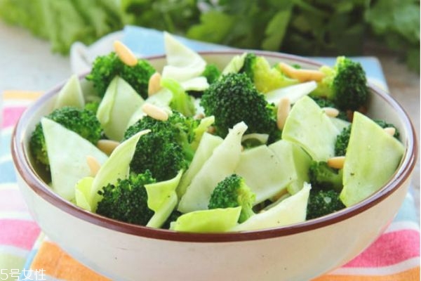 蔬菜沙拉的菜要煮嗎 不是所有的蔬菜都適合生吃 蔬菜沙拉的菜要煮嗎 不是所有的蔬菜都適合生吃