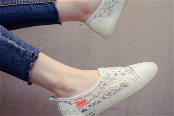 今年流行什么樣的小白鞋？今年最火的小白鞋款式