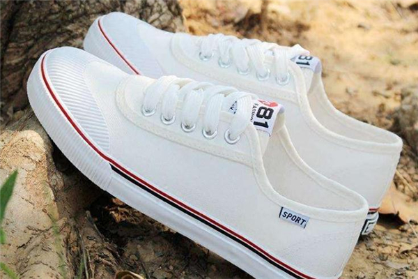 帆布小白鞋怎么搭配？帆布小白鞋搭配技巧