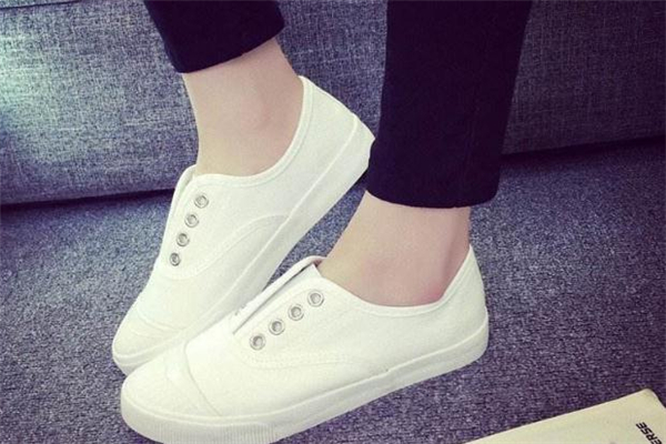 帆布小白鞋怎么搭配？帆布小白鞋搭配技巧