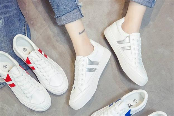 小白鞋配什么褲子？經(jīng)典百搭全靠它