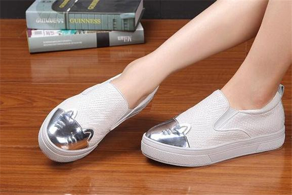 春天穿小白鞋怎么搭配？這個(gè)春天絕對(duì)時(shí)尚