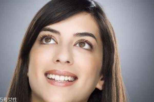 嘴唇上長(zhǎng)皰疹用什么藥膏 嘴唇上長(zhǎng)皰疹會(huì)傳染嗎