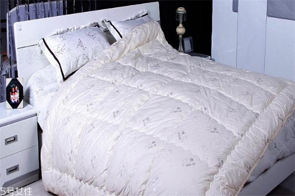 羊毛被可以干洗嗎 選擇正規(guī)干洗店 羊毛被可以干洗嗎 選擇正規(guī)干洗店