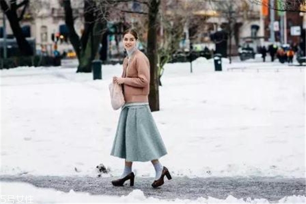冬天毛衣怎么搭配 時髦又保暖 冬天毛衣怎么搭配 時髦又保暖