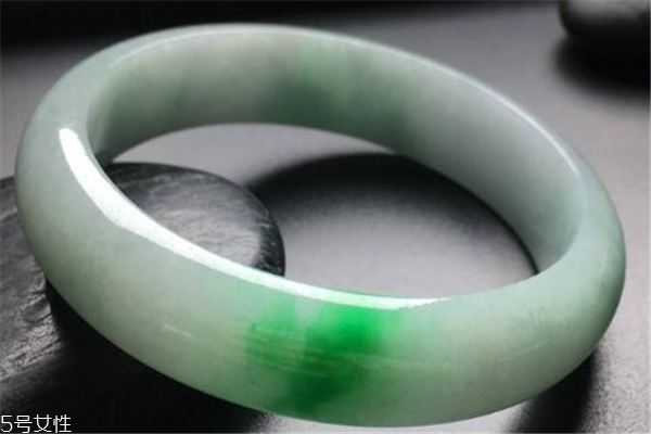 糯種翡翠手鐲多少錢(qián) 翡翠質(zhì)感很關(guān)鍵
