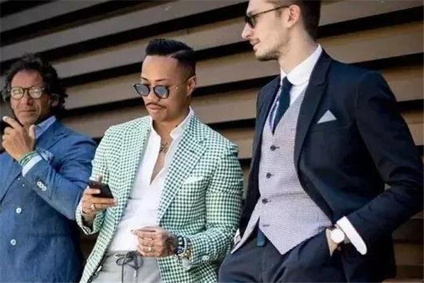 西裝后面開(kāi)叉好還是不開(kāi)叉好 是不同風(fēng)格 西裝后面開(kāi)叉好還是不開(kāi)叉好 是不同風(fēng)格