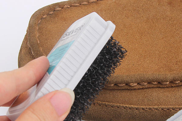 反絨鞋面怎么清理 3個(gè)方法久穿如新 反絨鞋面怎么清理 3個(gè)方法久穿如新