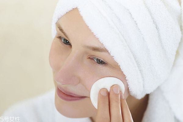 40多歲的女人怎樣護膚 40歲秋冬補水護膚品哪個牌子好 40多歲的女人怎樣護膚 40歲秋冬補水護膚品哪個牌子好