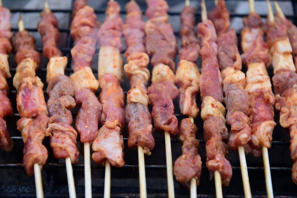 一斤羊肉能穿多少串 羊肉串怎么看熟不熟 一斤羊肉能穿多少串 羊肉串怎么看熟不熟