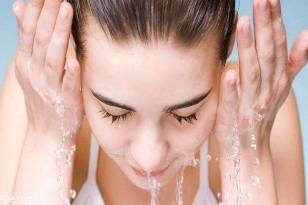 下巴上的白色顆粒是什么 白頭粉刺 下巴上的白色顆粒是什么 白頭粉刺