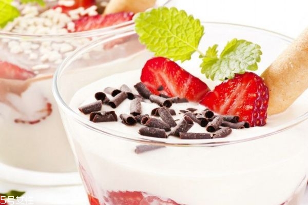 怎么辨別打激素的草莓 吃草莓的注意事項(xiàng) 怎么辨別打激素的草莓 吃草莓的注意事項(xiàng)