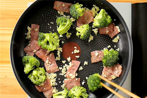 紅醬起司燉飯的做法 簡(jiǎn)易步驟圖解