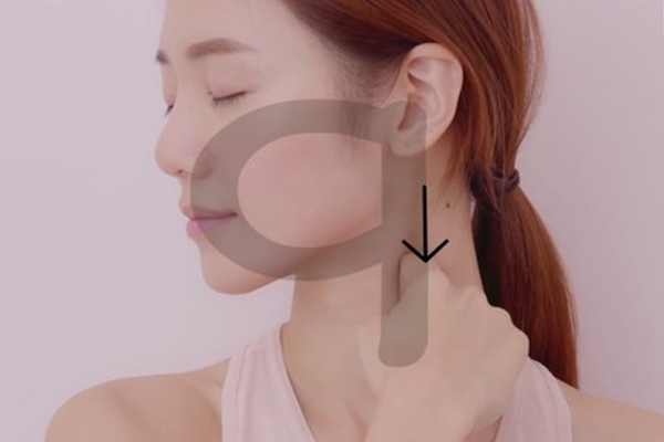 臉部水腫怎么快速消除 6個按摩動作快速變小臉 臉部水腫怎么快速消除 6個按摩動作快速變小臉