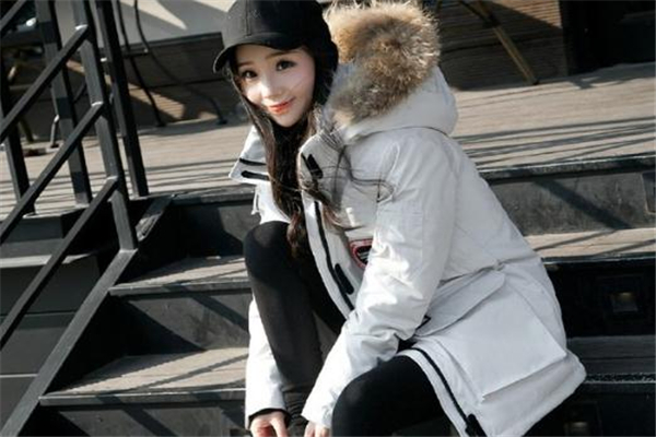 棉衣和羽絨服哪個(gè)好 后者更加保暖 棉衣和羽絨服哪個(gè)好 后者更加保暖