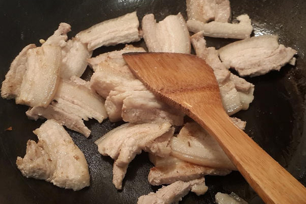 回鍋肉需要焯水嗎 焯水讓肉又老又柴 回鍋肉需要焯水嗎 焯水讓肉又老又柴